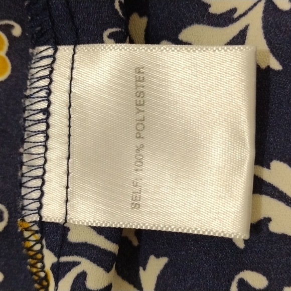 Rose and Olive Brand, V-Neck, Sleeveless Top. - Picture 7 of 7